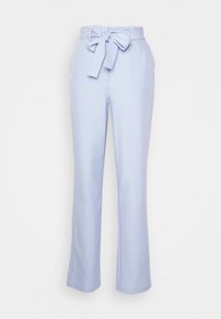 Ljust blå högmidjade byxor med knytband av tyg, raka ben och subtila sidofickor på en vit bakgrund.