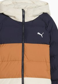 Puma vadderad jacka med ett färgblockdesign i marinblått, brunt och krämfärgat, med dragkedja fram och logotypdetalj på bröstet, textil med struktur.