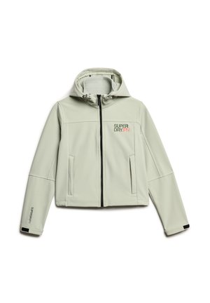 Chaqueta de softshell gris claro con capucha, cremallera frontal, bolsillos laterales y logo "SUPERDRY" en colores rojo y verde. Presenta un tejido texturizado.