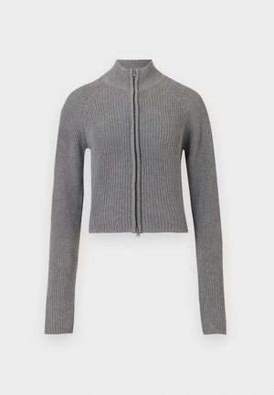 Grijze geribbelde gebreide cropped cardigan met volledige ritssluiting en lange mouwen op een witte achtergrond.