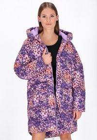Pūkains mētelis ar rozā un violetu leopardu rakstu, ar kapuci, ar rāvējslēdzēju un priekšējām kabatām. Izgatavots no spīdīgas auduma ar mīkstu odere.