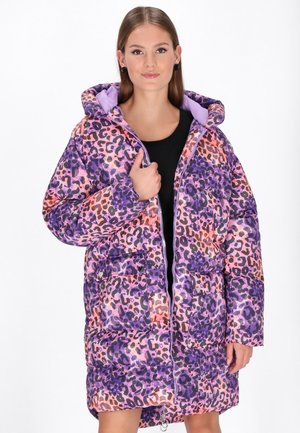 Abrigo acolchado con un estampado de leopardo en rosa y morado, capucha, cierre mediante cremallera y bolsillos frontales. Fabricado en un tejido brillante con un forro suave.
