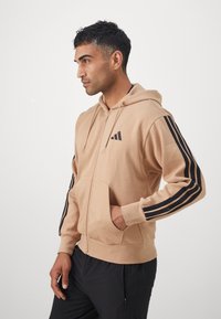 adidas Sportswear Camisola com fecho - warm sandstone/black