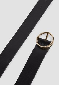 Zwarte lederen riem met een ronde gesp van goudkleurig metaal. De band is plat met een gladde textuur en meerdere verstelgaten.