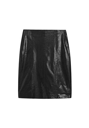 Jupe mini en cuir noir avec une texture lisse et brillante, coupe droite et plis subtils à l'avant pour un détail supplémentaire.