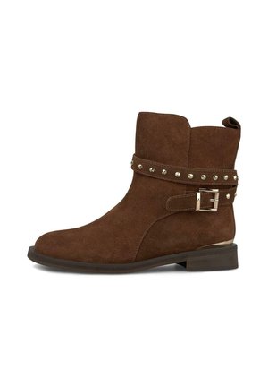 Braune Wildleder-Stiefelette mit niedrigem Absatz, dekorativem Riemen mit silbernen Nieten und metallischem Schnallenverschluss an der Seite.