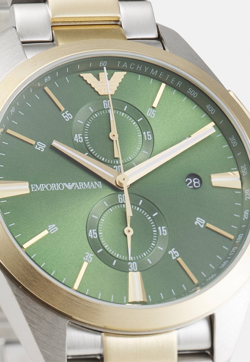 Edelstahl-Chronographenuhr mit grünem Zifferblatt, goldenen Akzenten, Tachymeterskala und zwei Hilfszifferblättern; mit dem Emporio Armani-Logo.