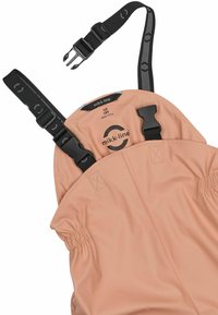 Salopette pêche claire avec bretelles noires ajustables ; ceinture élastique ; étiquette de marque et détails de couture ; matériau imperméable.