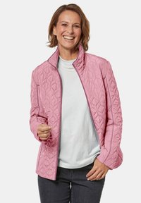 Lichtroze gewatteerde jas met een hoge kraag en een contrasterende paarse rits. Beschikt over zijzakken en een gestructureerde afwerking. Casual ontwerp.