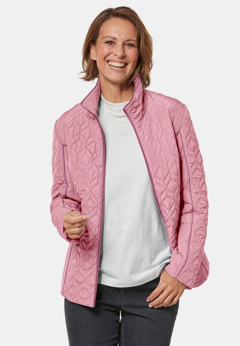 Lichtroze gewatteerde jas met een hoge kraag en een contrasterende paarse rits. Beschikt over zijzakken en een gestructureerde afwerking. Casual ontwerp.