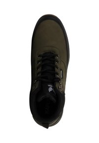 Bota de exterior verde con cordones y suela negra, con cuello acolchado, vista desde arriba sobre un fondo blanco.