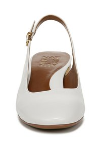 Chaussure slingback blanche avec un bout rond, présentant un design découpé et un accent de boucle en or. Texture en cuir lisse avec une semelle intérieure tan.