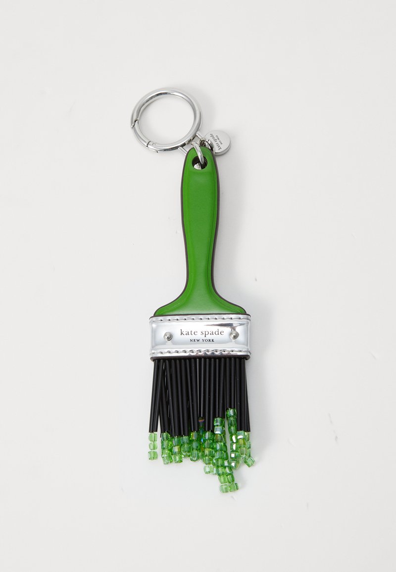 Chaveiro em forma de pincel com cabos verdes, ferrule prateado e cerdas pretas decoradas com contas verdes.
