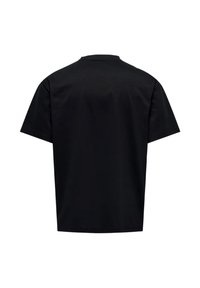 Camiseta negra de manga corta con cuello redondo, hecha de algodón suave, que presenta un diseño simple y sin costuras, sin logotipos ni adornos visibles.