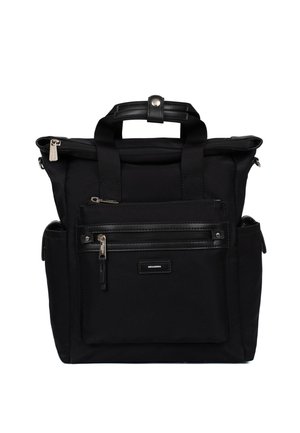 Zaino nero realizzato in tessuto resistente con un design strutturato, dotato di una tasca frontale con zip e due tasche laterali, e dettagli in pelle nera.