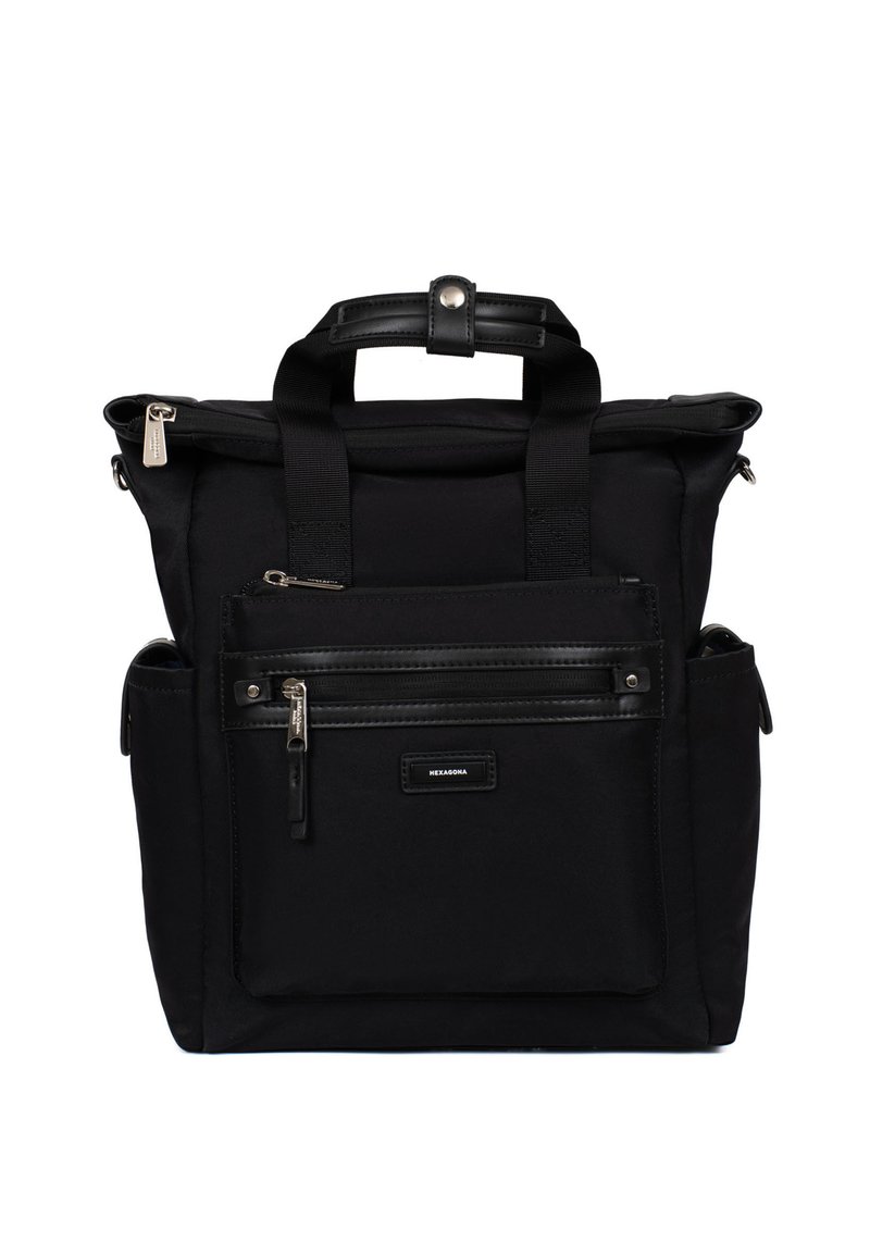 Zaino nero realizzato in tessuto resistente con un design strutturato, dotato di una tasca frontale con zip e due tasche laterali, e dettagli in pelle nera.