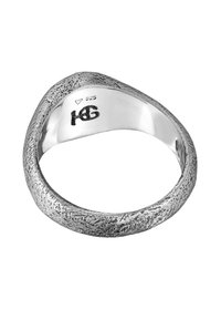 Bague en argent sterling avec une surface texturée et brossée et des bords arrondis lisses. Marquée "925" et "KG" sur la bande intérieure.