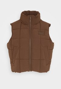 Gilet imbottito marrone con colletto alto, chiusura con zip, tasche laterali e texture a trapunta. Presenta un discreto logo patch sul davanti.