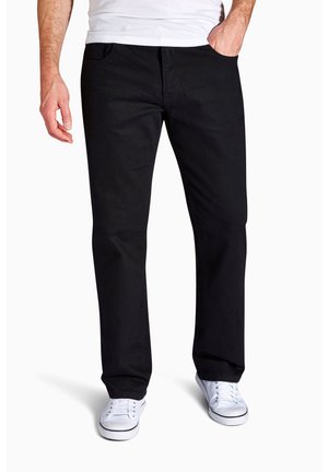 Svarta casual byxor i denim med rak passform, som har två framfickor och bärs med vita sneakers. Minimalistisk design, inga mönster.