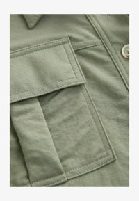 Ausgewählt, khaki green