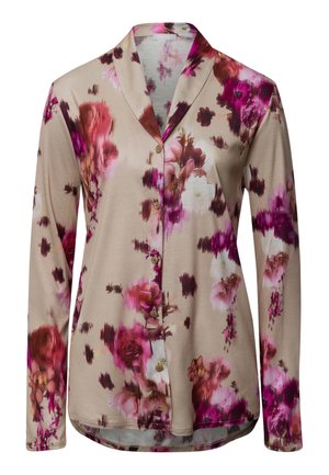 Camisa de botones de manga larga en beige con un patrón floral en rosa, burdeos y blanco. Presenta un cuello de chal y un dobladillo curvado.