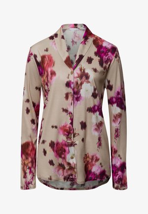 Lange mouw blouse in beige met een bloemenpatroon in roze, bordeaux en wit. Beschikt over een sjawlboord en een gebogen zoom.