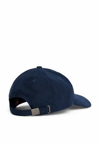 Gorra de pana de color azul marino con visera curva y correa ajustable. Presenta un acento de hardware plateado y tejido texturizado. Se muestra vista posterior.