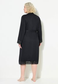 Černý saténový župan s dlouhými rukávy, krajkovým zdobením na manžetách a lemu, páskem v pase, délka po kolena, hladká textura a žádné viditelné kovové části.