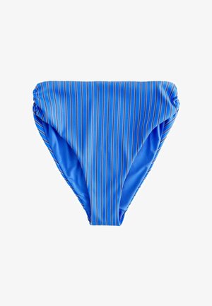 Dół bikini w kolorze niebieskim z cienkimi pionowymi paskami w jaśniejszym odcieniu niebieskiego, białym i różowym na białym tle.