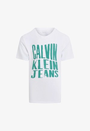 Camiseta de algodón blanca con texto grande y audaz en turquesa que dice "CALVIN KLEIN JEANS." Cuello redondo, mangas cortas y un corte relajado.