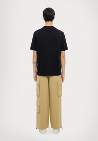 Armani Exchange Nyomott mintás póló - black