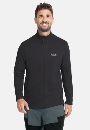 Giacca nera con cerniera e maniche lunghe, realizzata in materiale testurizzato. Presenta un logo sul petto sinistro e tasche laterali.