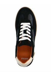 Zwarte sneaker met witte veters, bovenwerk van suède en een tan kleurige zool. Bevat een glad leren hielaccent en een contrasterende binnenkleur.