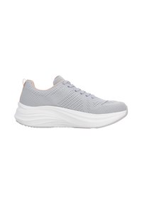 Baskets de sport gris clair avec tige en mesh, semelle intercalaire blanche, bout rond, lacets ton sur ton et accents roses contrastants sur le talon.