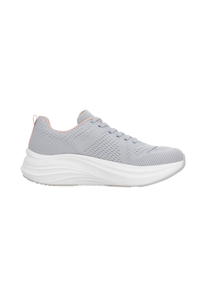 Baskets de sport gris clair avec tige en mesh, semelle intercalaire blanche, bout rond, lacets ton sur ton et accents roses contrastants sur le talon.