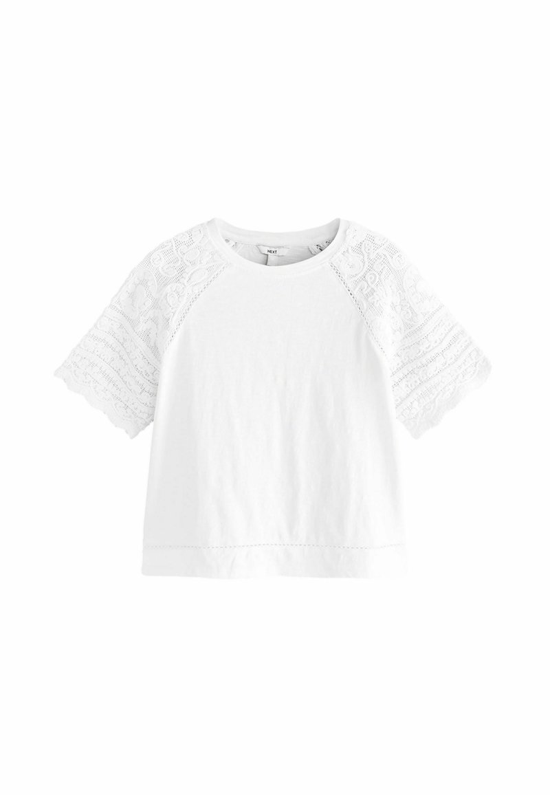 T-shirt bianco in cotone con maniche corte in pizzo intricato e bordi a scallop. Presenta un collo rotondo e un design a vestibilità rilassata.