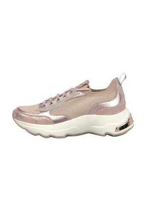 Niedriger Sneaker mit pink-metallic- und Strickoberteil, klobiger weißer Sohle, Zuglasche an der Ferse und Schnürverschluss.