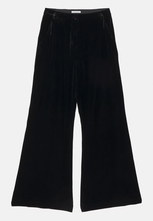 Mustad sametist laiade jalgadega püksid, millel on sile tekstuur, kohandatud vöökoht ja ees olevad taskud, rõhutades plisseeritud disaini.