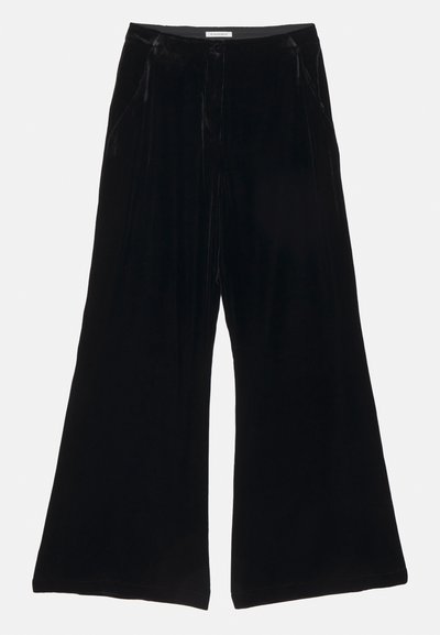 Pantaloni largi din catifea neagră cu o textură netedă, având un talie croită și buzunare frontale, prezentând un design plisat.