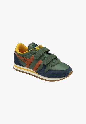 Zapatilla infantil con paneles verdes, azul marino y marrón, interior amarillo, dos tiras de velcro verdes y suela blanca con dibujo marrón.