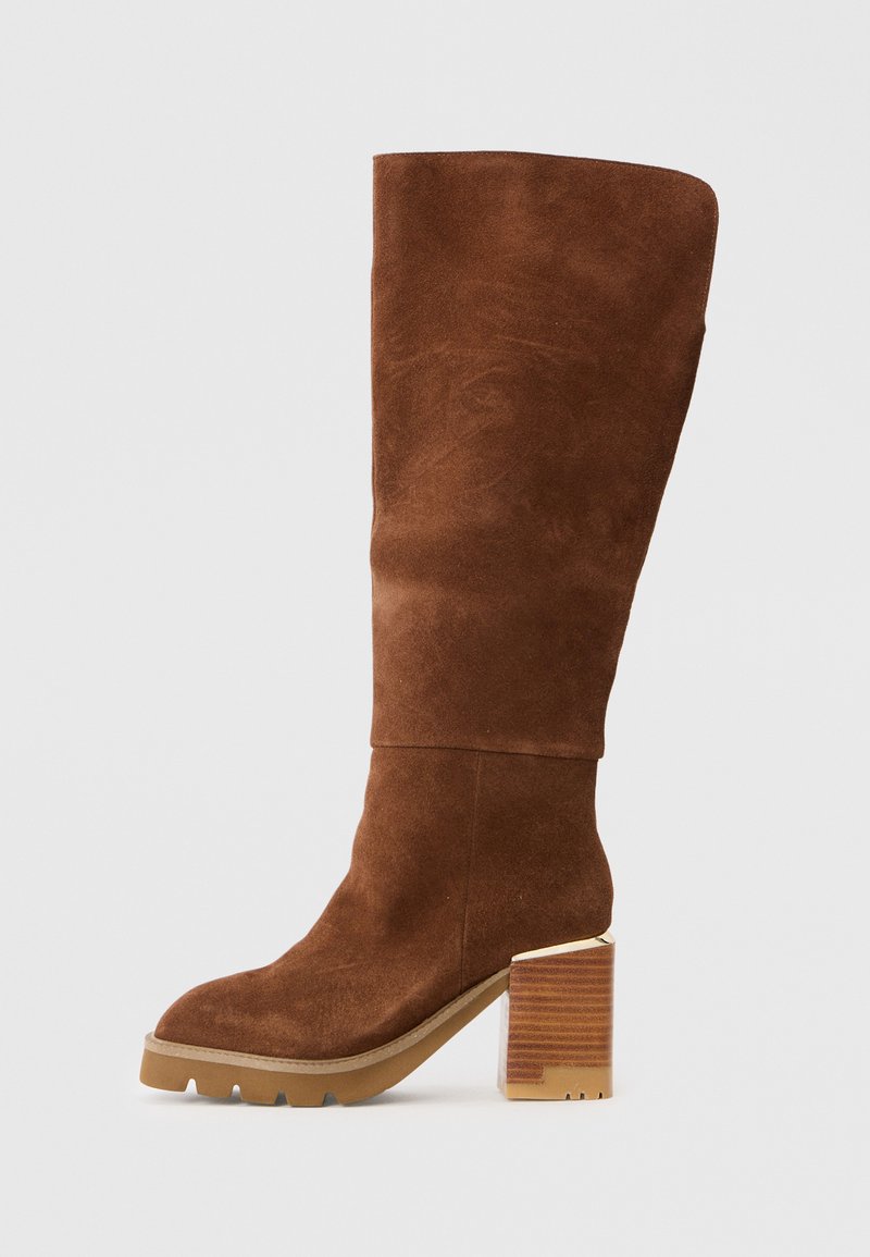 Botas de ante marrón hasta la rodilla con un eje ancho, puntera redondeada y un tacón de bloque apilado con un diseño de madera a rayas.