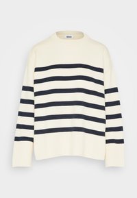 Weißer Pullover mit navyblauen horizontalen Streifen, gerippten Bündchen und Saum, Rundhalsausschnitt, weiche Stricktextur. Markenlabel: Minimum.