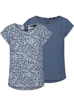 Haut à imprimé floral dans des tons de bleu avec des manches courtes et un col rond, associé à un haut bleu uni avec un subtil détail de zip au dos.