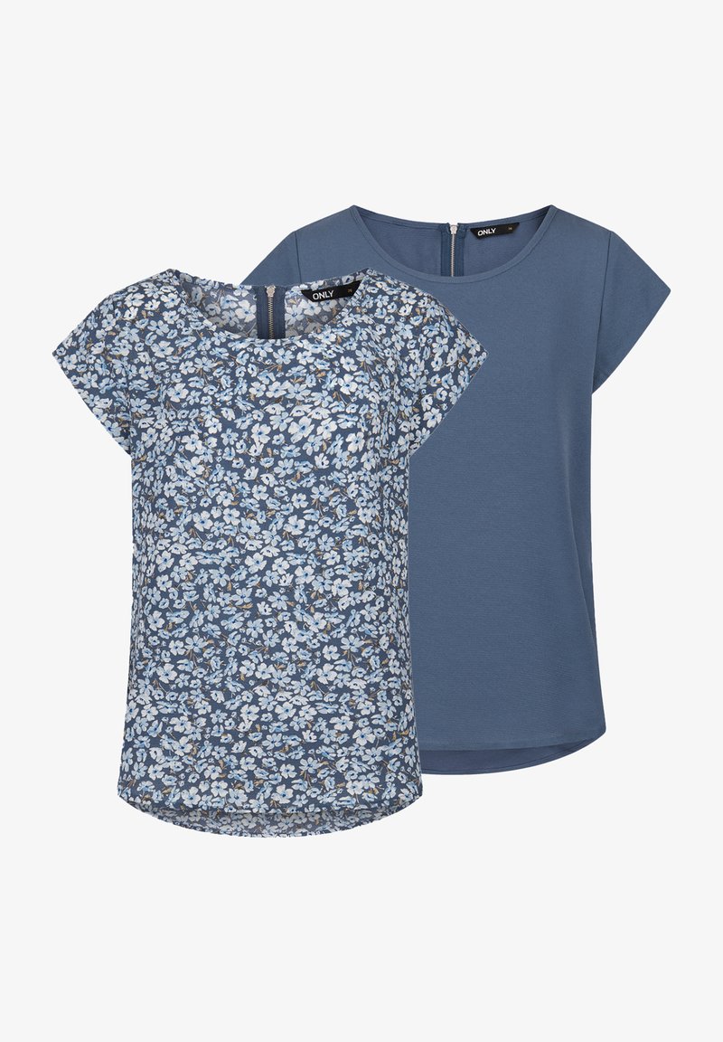 Bloemdruk top in blauwtinten met korte mouwen en ronde halslijn, gecombineerd met een effen blauwe top met een subtiele ritssluiting aan de achterkant.
