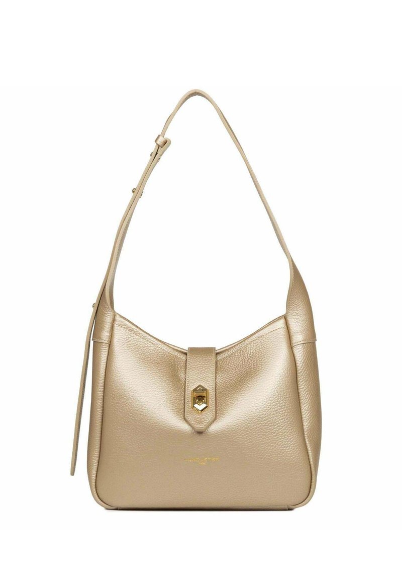 Borsa in pelle dorata con un design curvo, una singola tracolla e un fermo rettangolare centrato sul davanti. Texture liscia e stile minimalista.