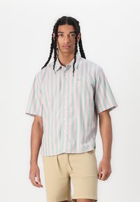 Chemise à manches courtes à boutons avec des rayures verticales rose clair et menthe, fabriquée en coton, avec une coupe décontractée et col.