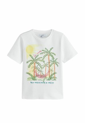 Wit T-shirt met kleurrijke print van palmbomen, een rode hangmat, gele zon en tekst "la siesta" en "Palm paradise in Rio de Janeiro."