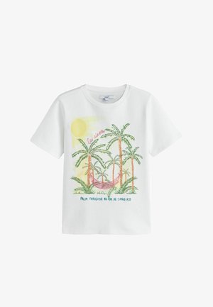 Biały T-shirt z kolorowym nadrukiem palm, czerwonym hamakiem, żółtym słońcem i napisem „la siesta” oraz „Palm paradise in Rio de Janeiro.”