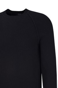 Schwarzer, gerippter Strickpullover mit Rundhalsausschnitt und langen Ärmeln, der den oberen Vorder- und Schulterbereich auf weißem Hintergrund zeigt.
