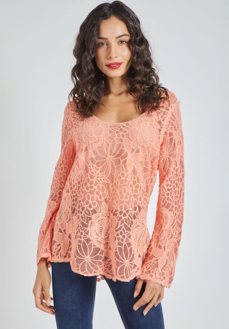 Blusa de encaje melocotón con estampado floral, de mangas largas, escote en forma de barco y dobladillo ligeramente acampanado. Textura transparente; corte relajado.
